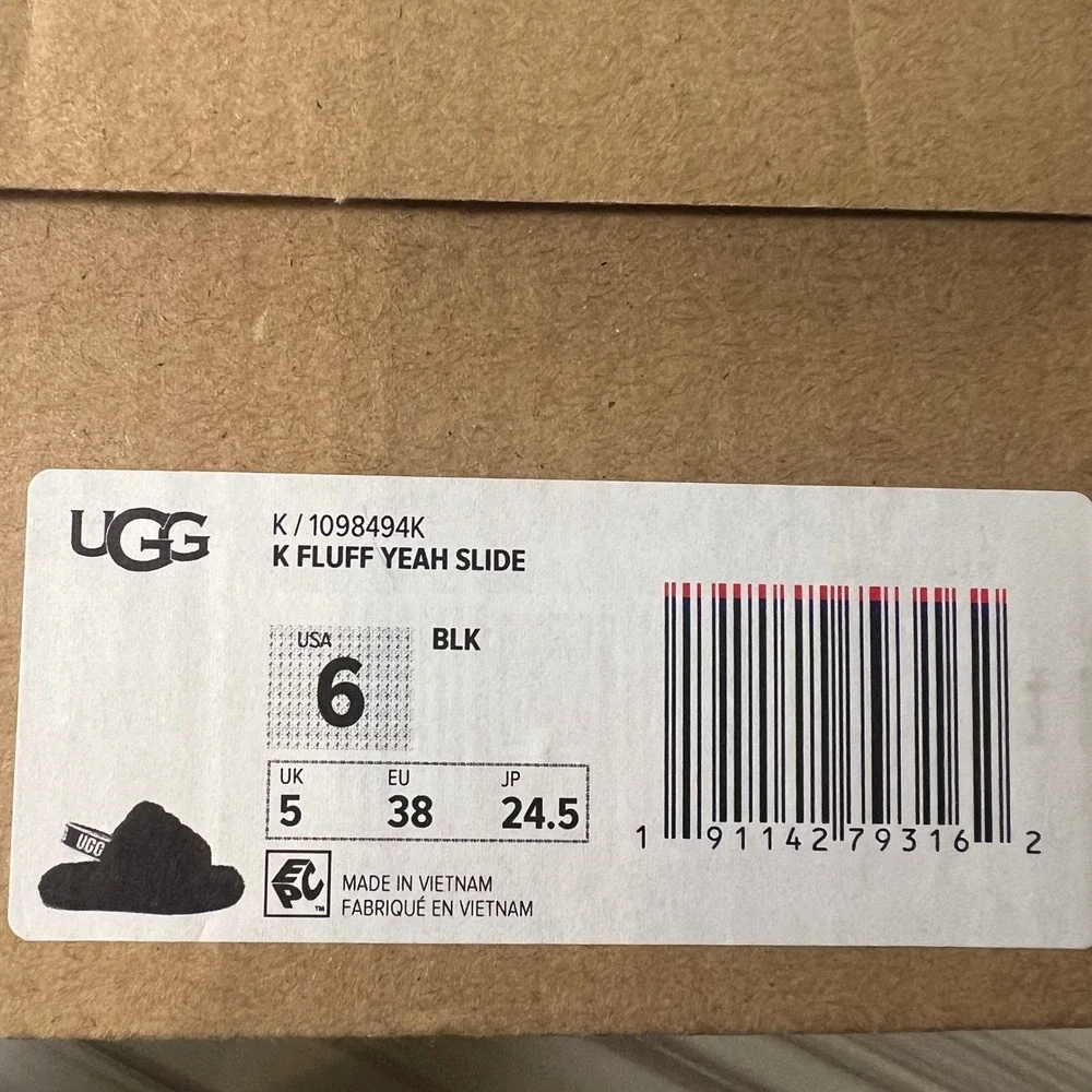 UGG Fluff Yeah Slide in Black Fur, Big Kids US Size 6, NWT